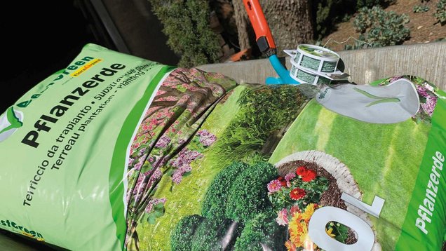 GARTEN_Blumenerde_Duenger