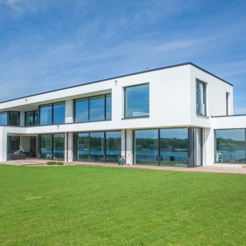 Modernes Einfamilienhaus am See